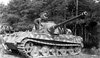 Frankreich-Soldat-beim-Besprühen-eines-Panzer-VI-Tiger-II-Königstiger-mit-Farbe-im-Hintergru...jpg